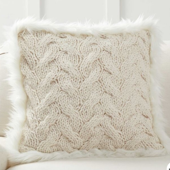 ❤️ POTTERY BARN Set of 2 Button Knit Fur Trim Pillow Covers ❤️ - Picture 5 of 15